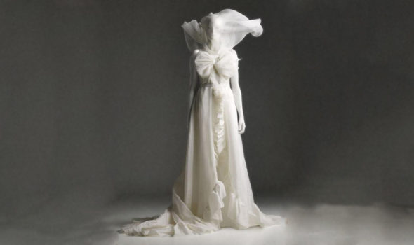 H&M:s första bröllopsklänning; ur designsamarbetet med Viktor & Rolf år 2006. Ur H&M:s arkiv hos Centrum för Näringslivshistoria