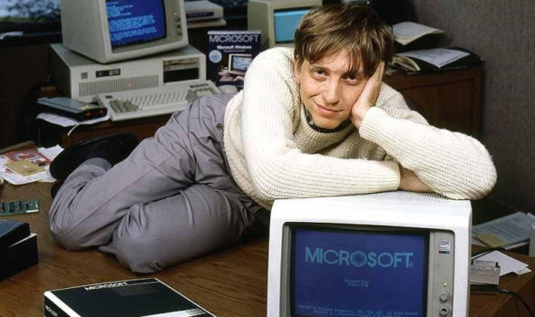 Microsofts grundare Bill Gates med dator som kör Windows 1.0